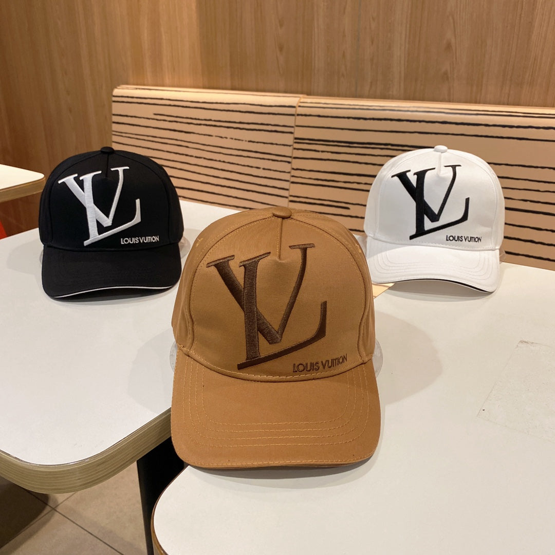 Fashionable four-leaf clover letter baseball cap
