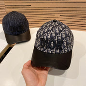 Modische Baseballkappe mit CD-Buchstaben
