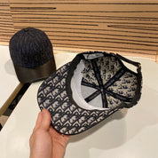 Modische Baseballkappe mit CD-Buchstaben