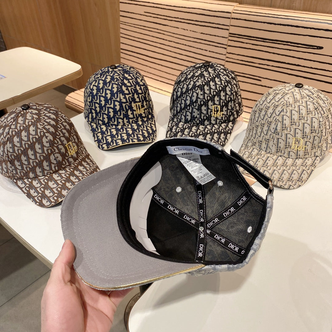 Modische Baseballkappe mit CD-Buchstaben