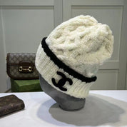Modische Plüsch-CC-Strickmütze