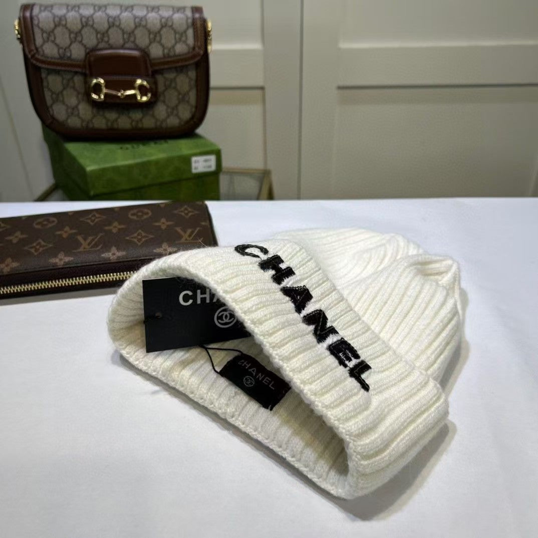 Modische Plüsch-CC-Strickmütze